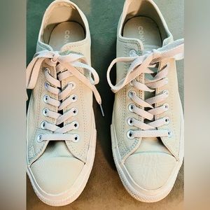 Cream-colored Leather Converse Low Size 11 Women’s/9 Men’s